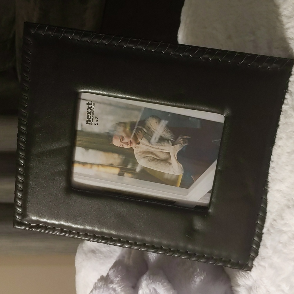 💵2/$10Bundle and Save💵 Black Faux Leather Picture Frame